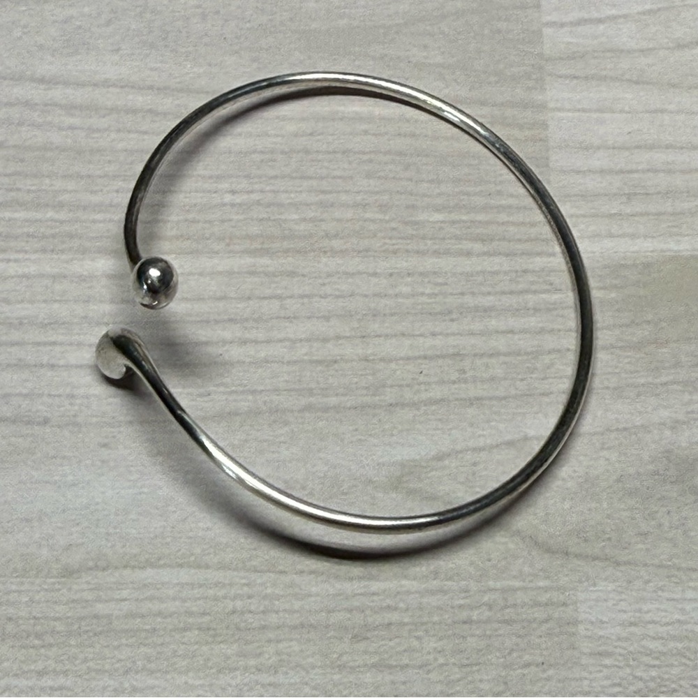 Tiffany & Co. 9.25 S. Silver teardrop Bangle Bracelet - Picture 4 of 6